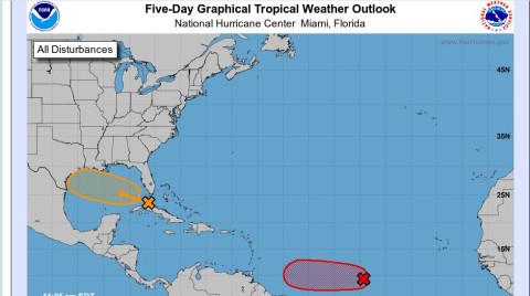 Centro Nacional de Huracanes en Miami se mantiene alerta por onda tropical al este de Cuba