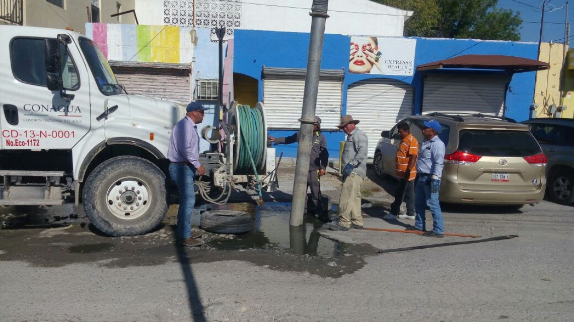 Sondean y limpian alcantarillas en calle Poza Rica, en la Petrolera