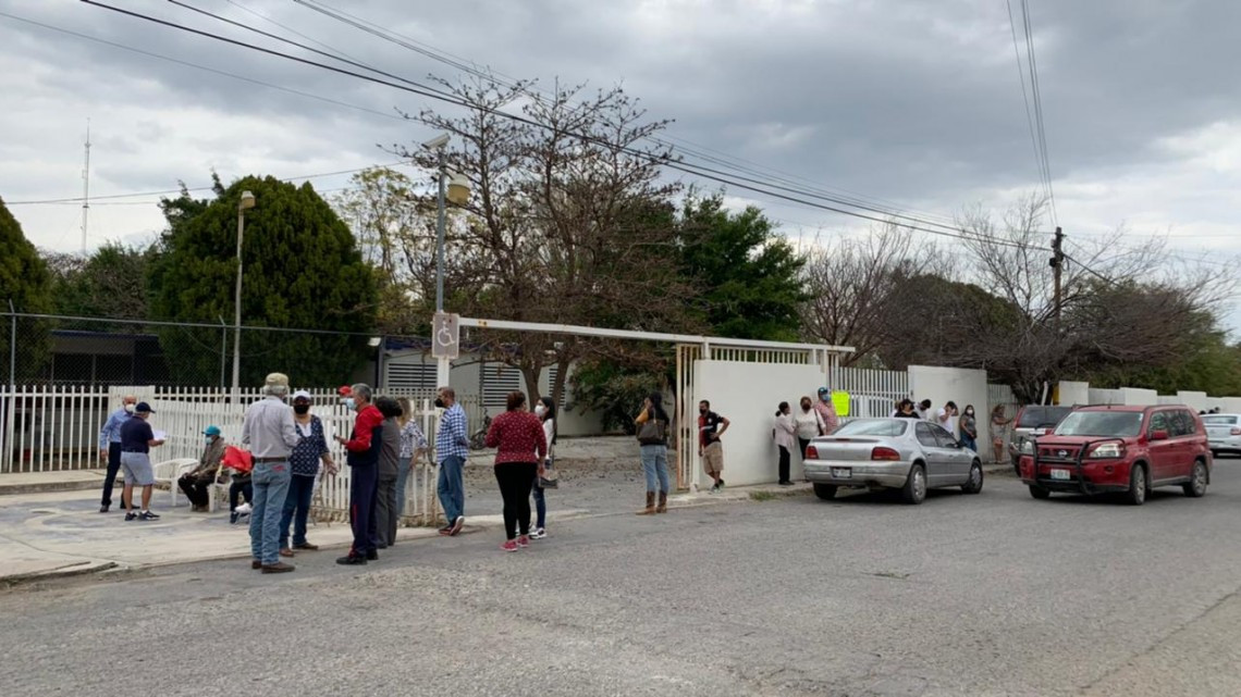 Pese a recomendaciones inician filas para vacunación 