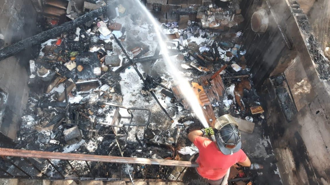 Salvan comunicadores a joven atrapado en incendio 