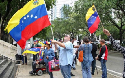 Grupo de exiliados pide retirar embajadores de Venezuela 