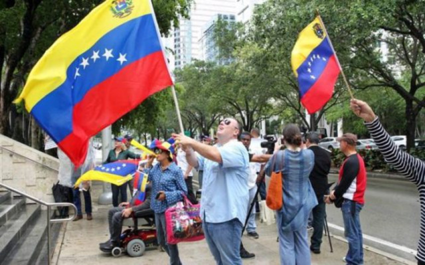 Grupo de exiliados pide retirar embajadores de Venezuela 