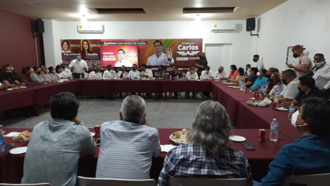 Se reúne Marco Gallegos con líderes del magisterio