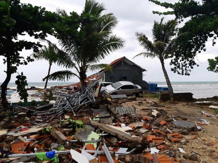 222 muertos tras tsunami en Indonesia 