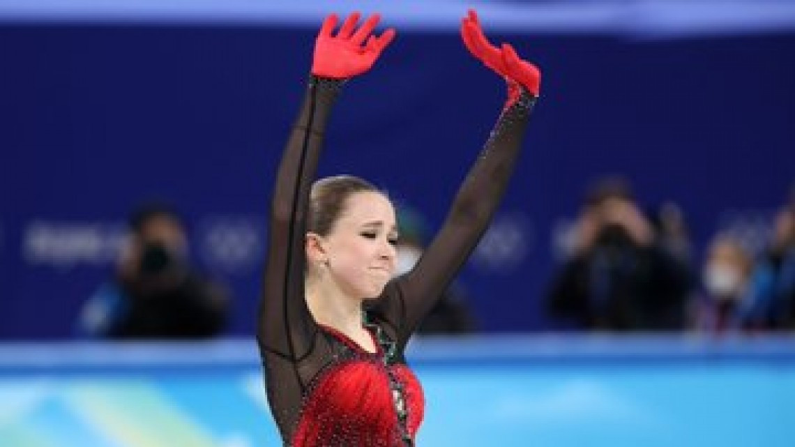 Kamila Valieva hace espectacular salto cuádruple y le da el oro a Rusia