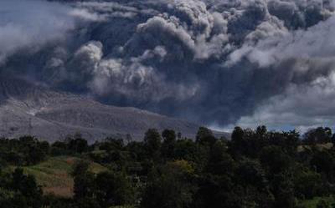 El volcán indonesio Sinabung expulsa enorme columna de ceniza