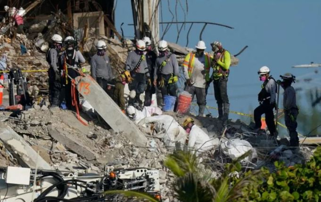 Rescatista encuentra cuerpo de su hija entre los escombros del edificio derrumbado de Miami 