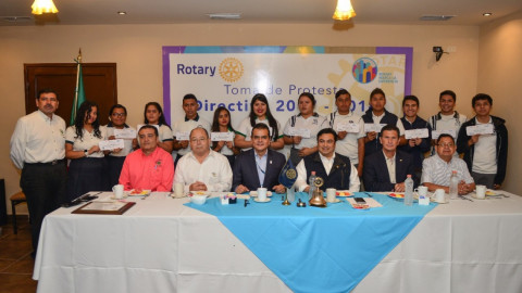 Entregan becas educativas en Nuevo Laredo