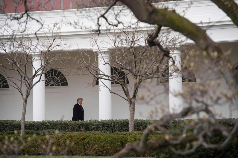 Cierran la Casa Blanca tras estrellarse un vehículo contra la barra de seguridad
