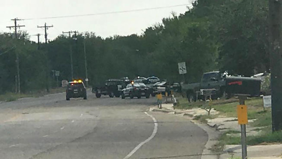 Policía negocia con hombre atrincherado en Harlingen
