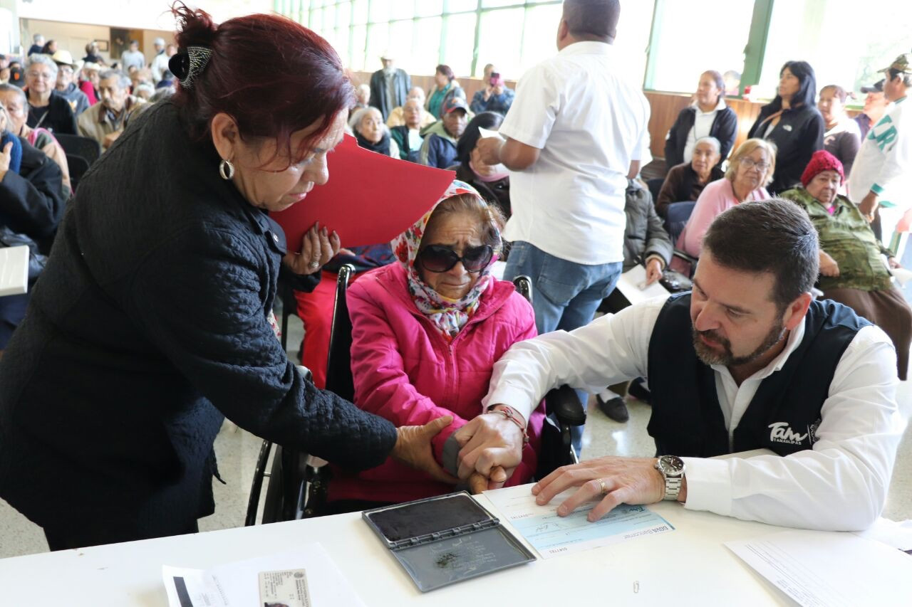 Hace entrega Gobierno de apoyos a adultos mayores