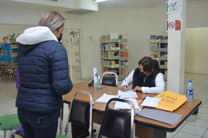Recibe educación municipal documentos para convocatoria Beca Nueva Era