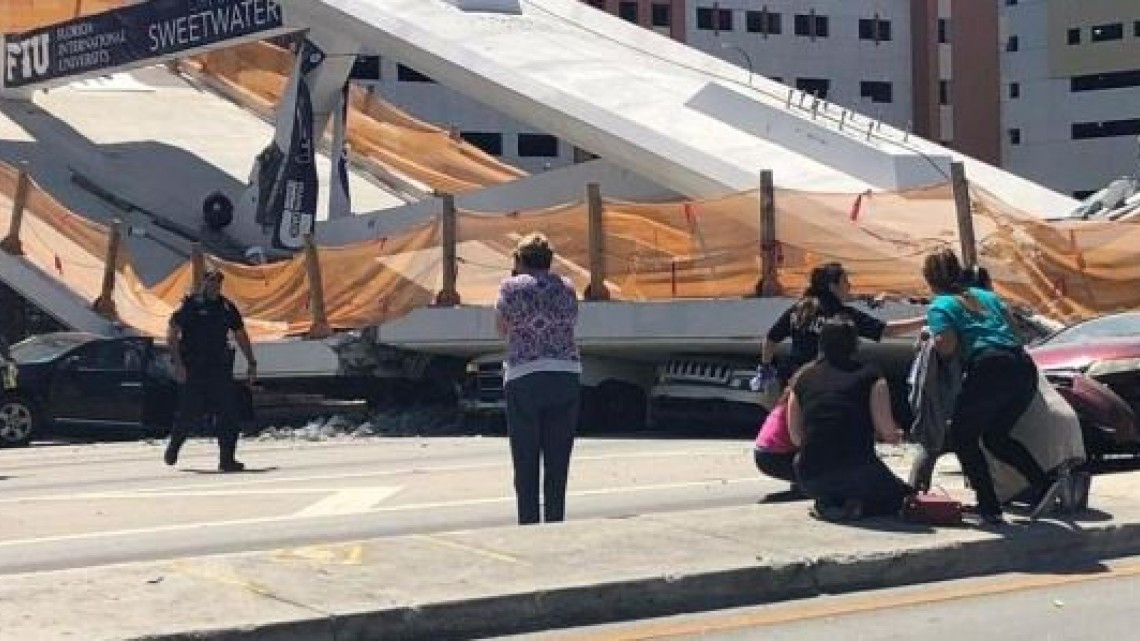  Puente peatonal colapsa y cae sobre autos en Florida