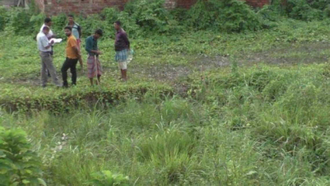 Encuentran 14 fetos humanos en estanque en India