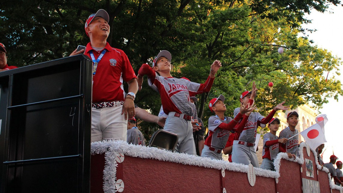 Equipos desfilan previo al arranque de la Serie Mundial LL