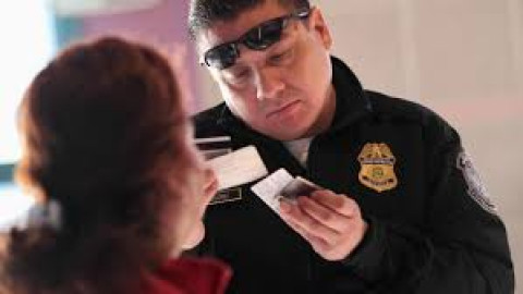 Gobierno de EE.UU analizará huellas dactilares antiguas para retirar ciudadanía a inmigrantes