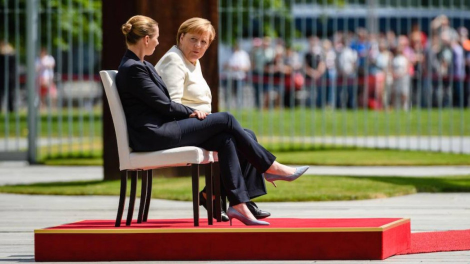 Tras temblores, Merkel aparece sentada en un acto oficial 