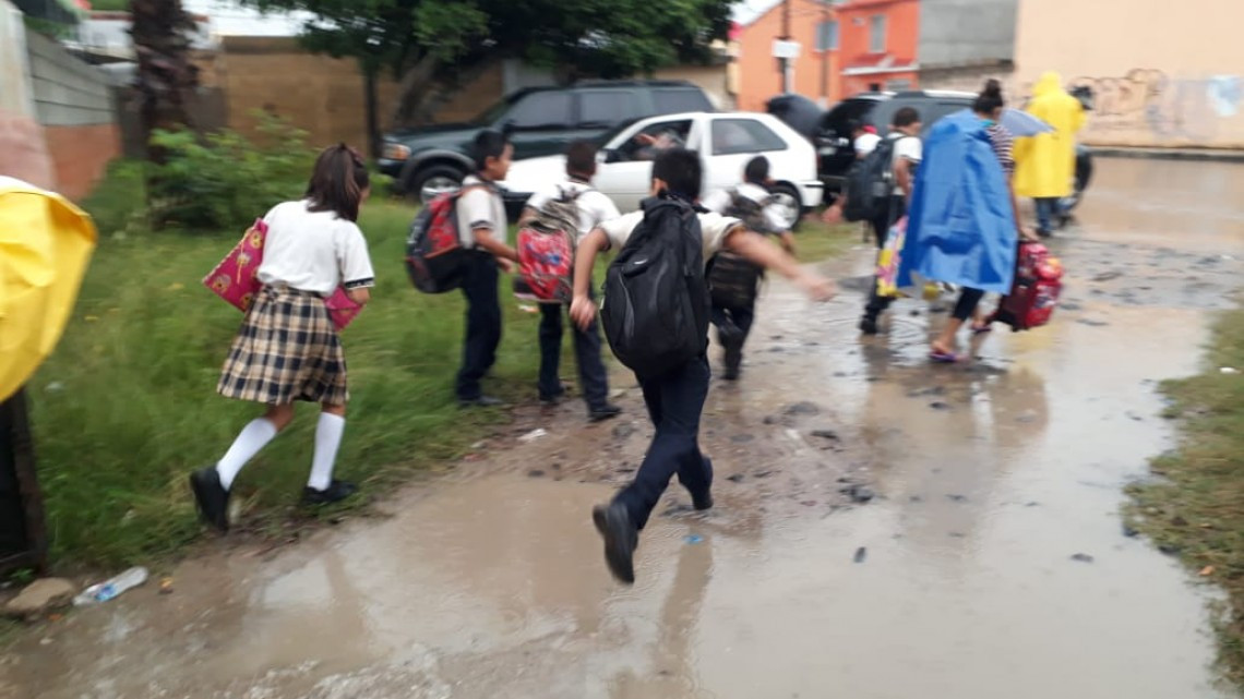 Lluvias generan alarma en escuelas ante el temor de inundación