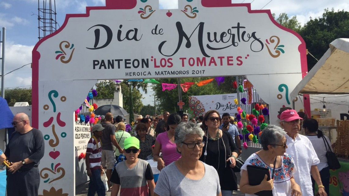 Cientos de personas visitan el panteón los tomates