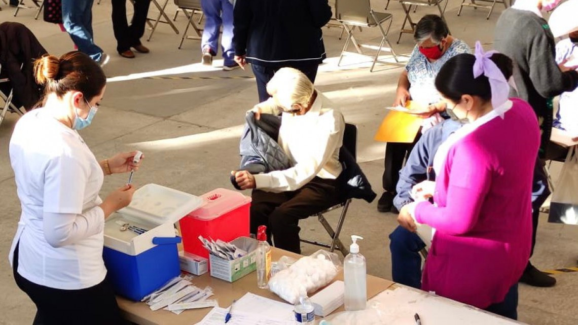 Aplican tercera dosis contra COVID-19 a adultos mayores en Victoria 