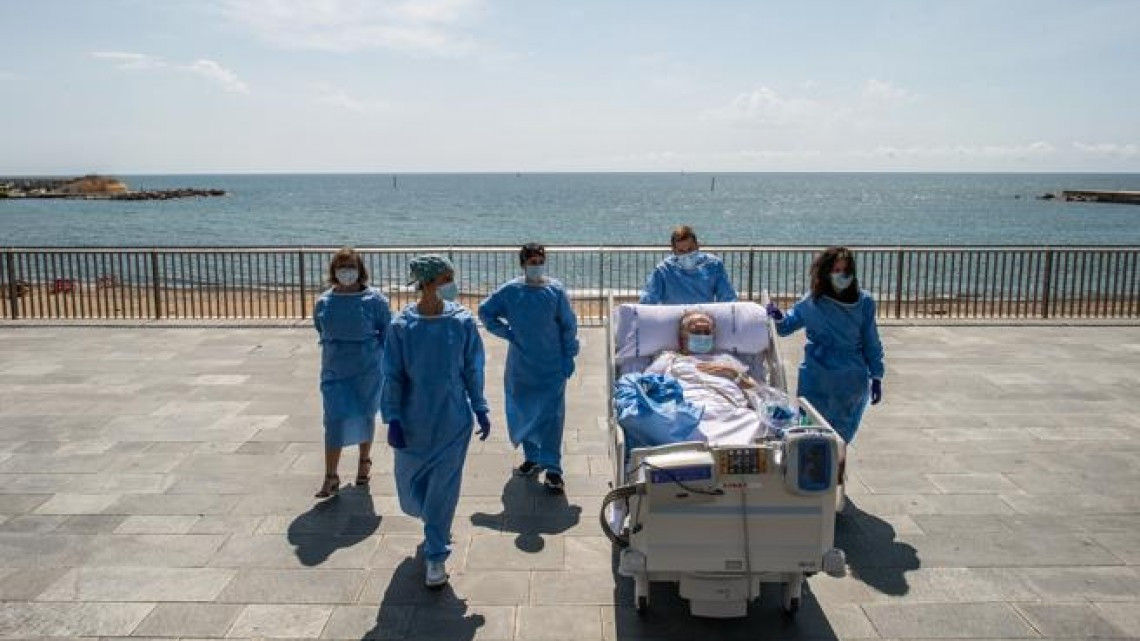 ¡Frente al mar! Médicos celebran recuperación de pacientes en playa de Barcelona
