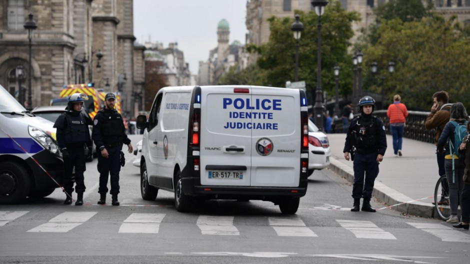 Hombre mata con un cuchillo a cuatro policías en París