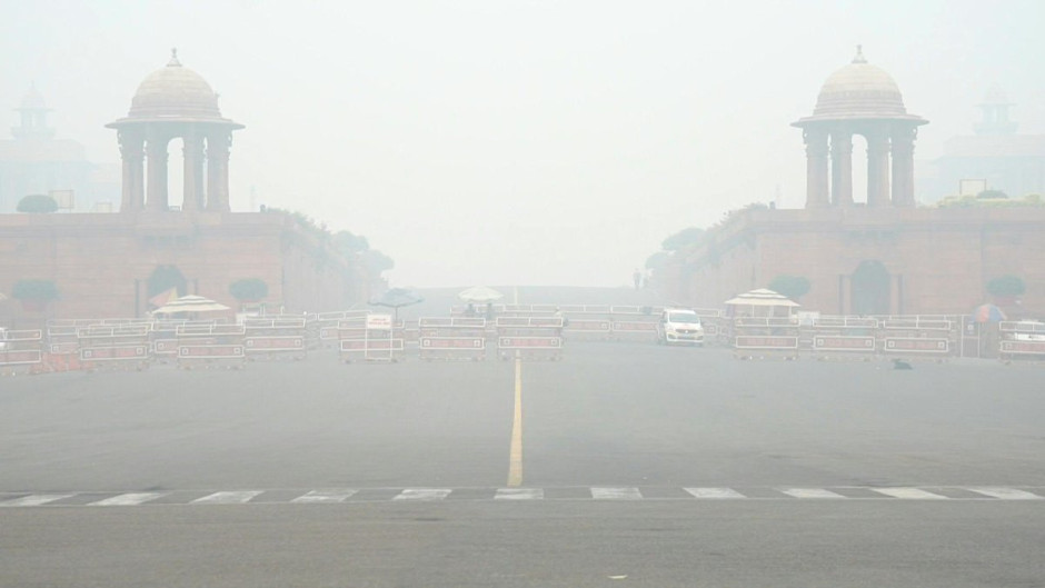 Nueva Delhi restringe circulación de vehículos por nube tóxica
