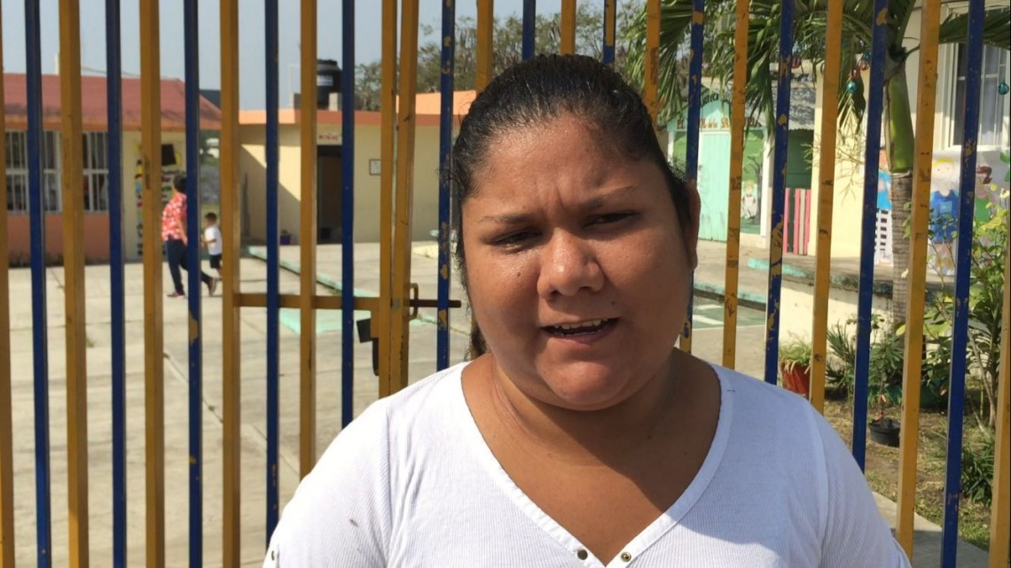 Niños en riesgo por barda apunto de colapsarse