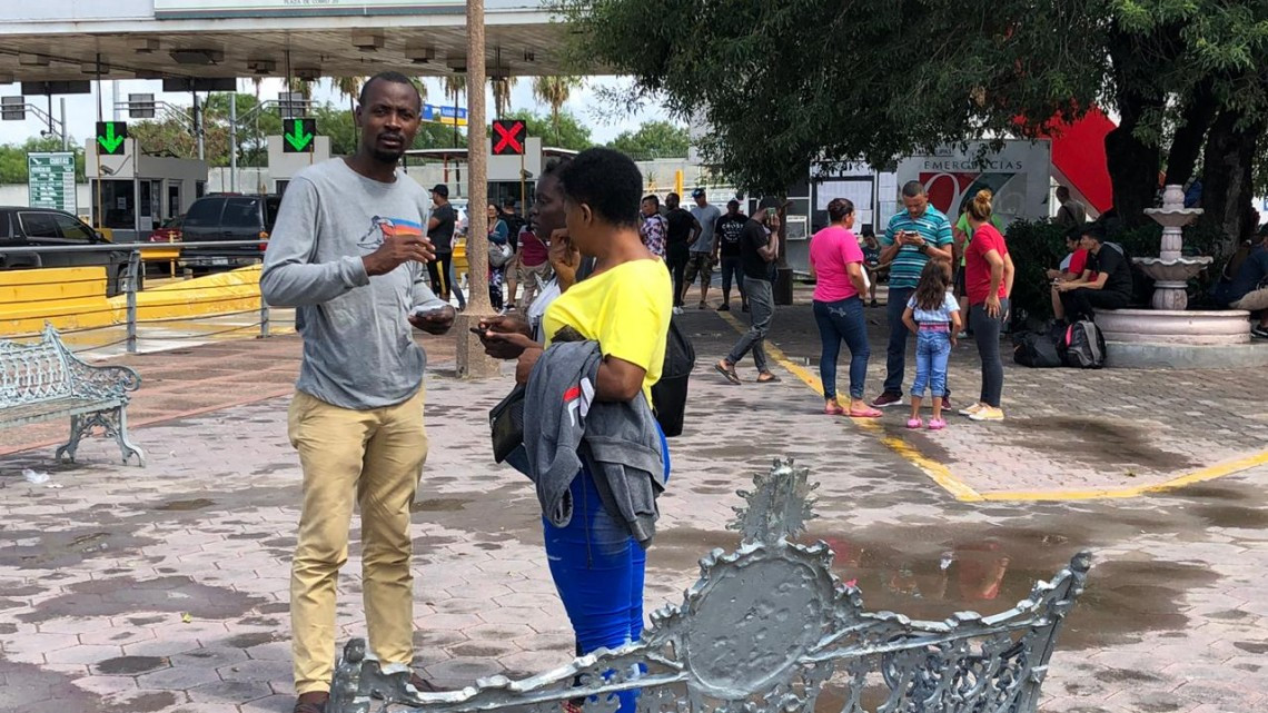 Piden a migrantes retirarse de la explanada del puente internacional 