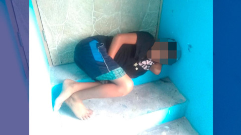 Juan Carlos amaneció dormido y empapado en una banqueta