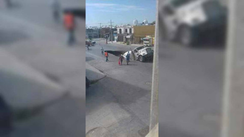 Cae camión en socavón en Sección Lomas