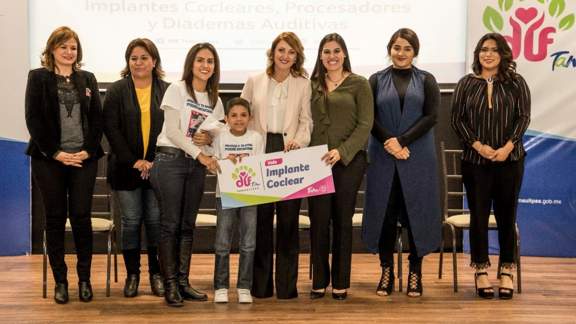 Entrega DIF apoyos auditivos a niñas, niños y adolescentes