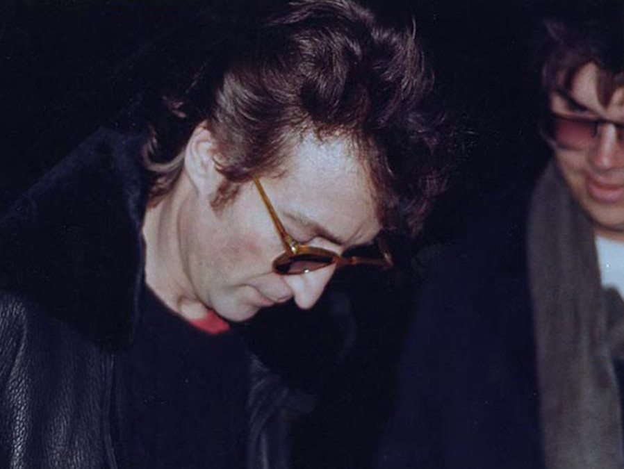 Disco que John Lennon firmó a su asesino está a la venta