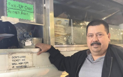 Mexicano regala tacos a damnificados por incendios en California
