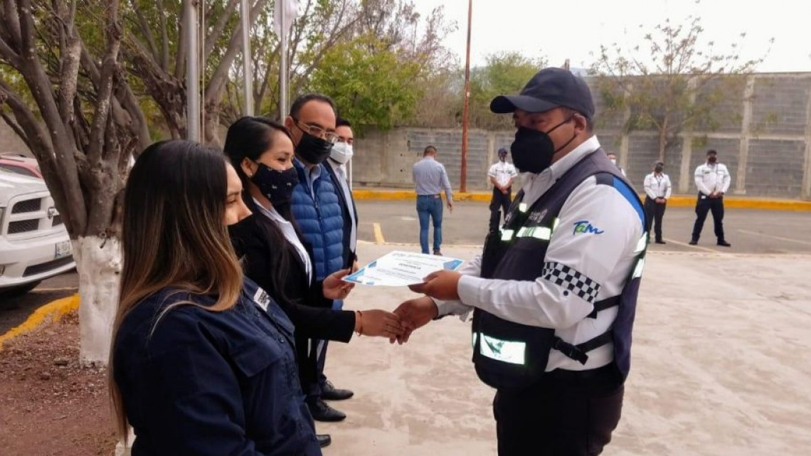 Entrega Fiscalía estatal acreditación a elementos de Tránsito Victoria
