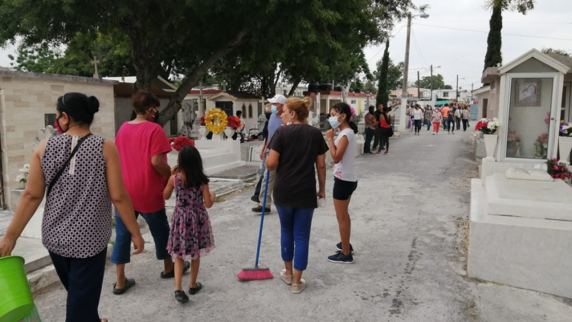 A pesar de la restricción del cupo al 50%, llegan miles a los panteones de Matamoros