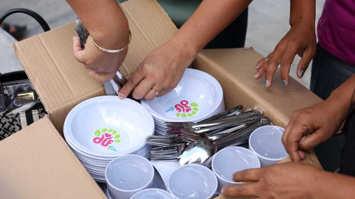 Entregan platos, vasos y cubiertos a Desayunadores