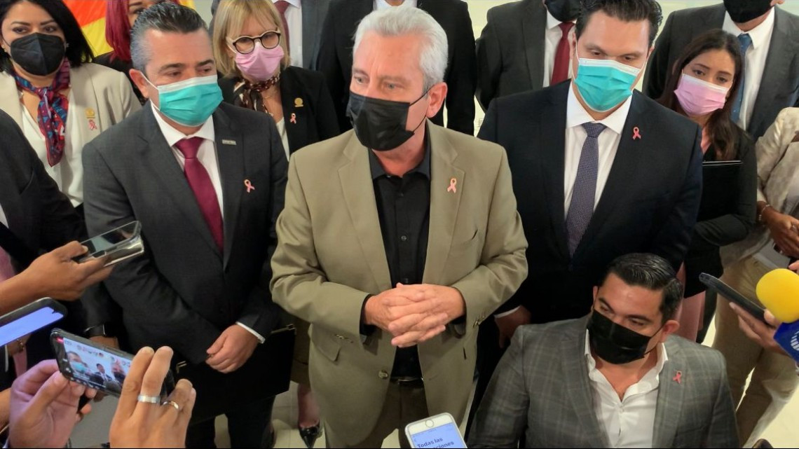 Castigarían a diputados que anden de “peleoneros” en tribuna