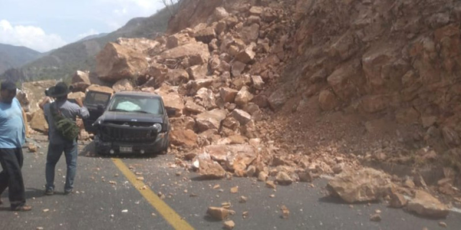 Se reportan derrumbes en carreteras de Oaxaca