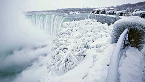 Intenso frío congela las Cataratas del Niágara