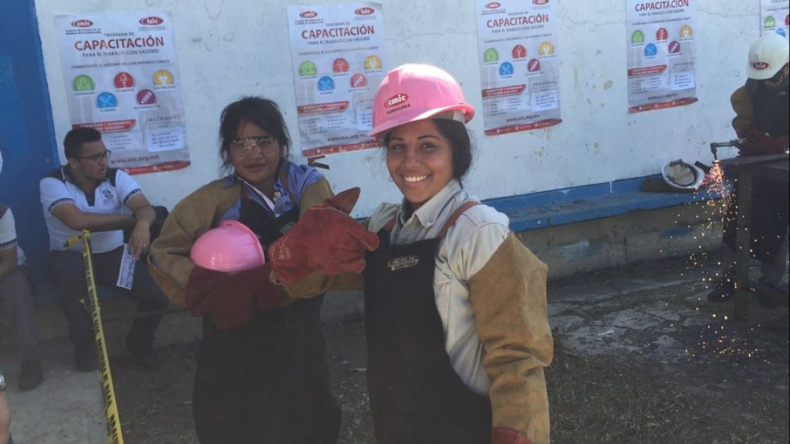 Mujeres son capacitadas para incursionar en el mundo de la construcción