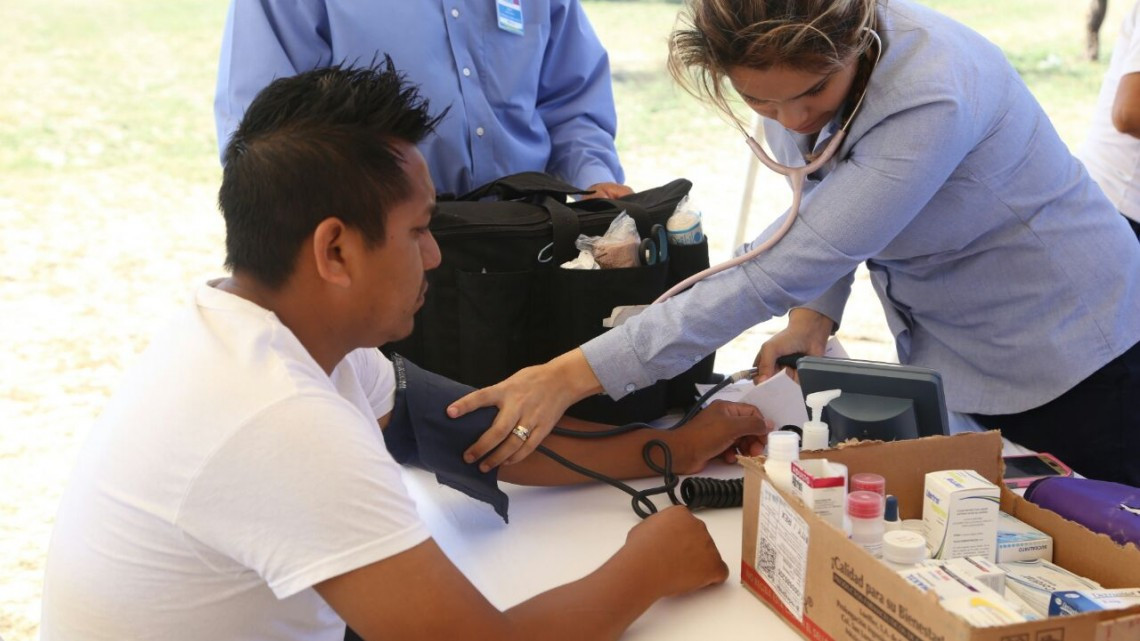 Promueve brigada médica asistencial el Seguro Popular