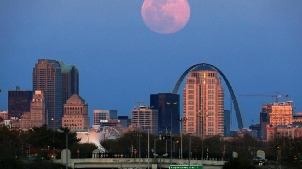 Super Luna Rosa regala grandes postales alrededor del mundo 