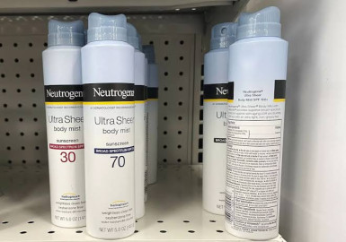 Johnson & Johnson retira del mercado protectores solares por componentes cancerígenos