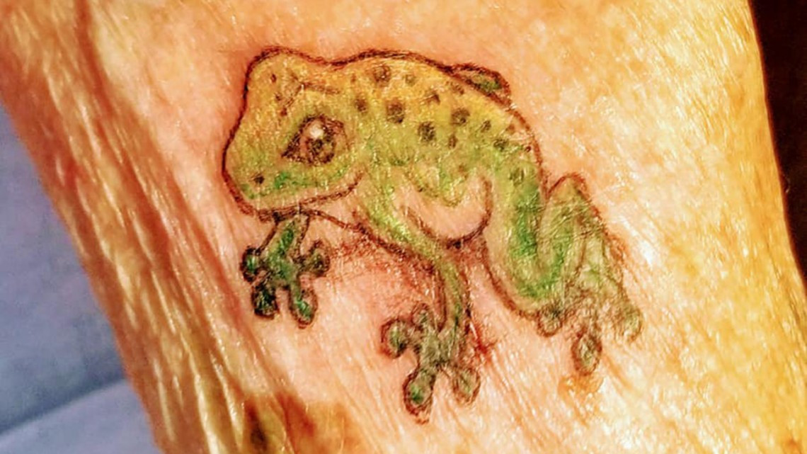 Abuelita se hace su primer tatuaje tras salir de cuarentena