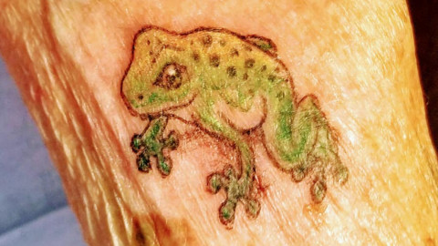 Abuelita se hace su primer tatuaje tras salir de cuarentena