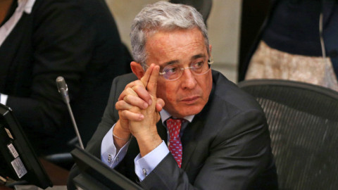 Uribe interpone un recurso contra los magistrados que lo investigan   