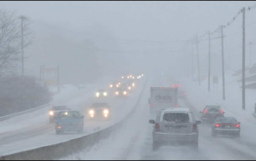 Miles de vuelos cancelados por tormenta de nieve en EU