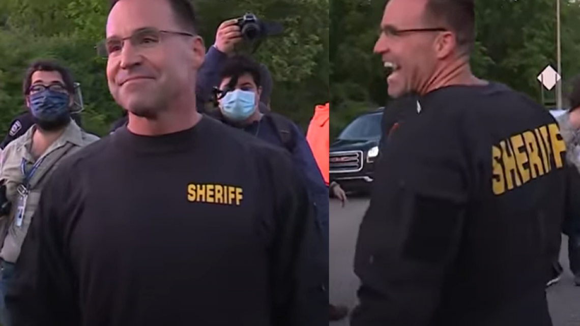 Sheriff de Genesee se une a manifestante tras muerte de George Floyd