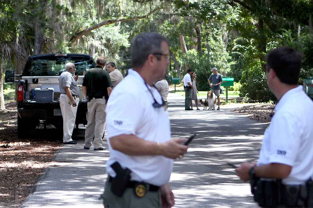 Mujer asesinada por caimán mientras paseaba a su perro